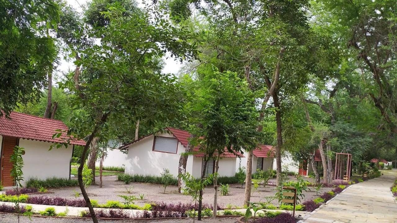 Aranya Vilas - A Nature Resort Udaipur Exteriör bild